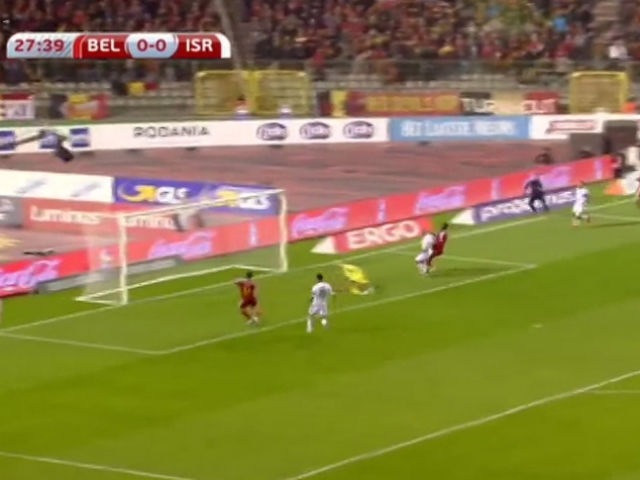 Bóng đá - Tình huống bỏ lỡ bàn thắng của năm