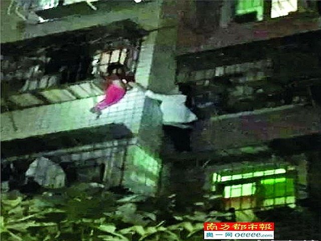 Tin tức trong ngày - "Nữ người nhện" TQ tay không leo 5 tầng cứu bé sắp rơi