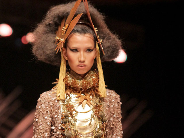 Xu hướng thời trang - Chân dài 1m90 hóa nữ thần mặt trời trên sàn catwalk