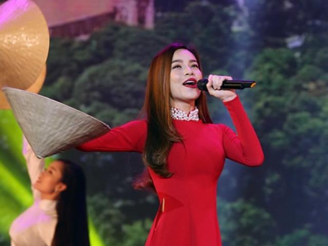 Người mẫu - Hoa hậu - Hà Hồ khoe đường cong quyến rũ khi diện áo dài