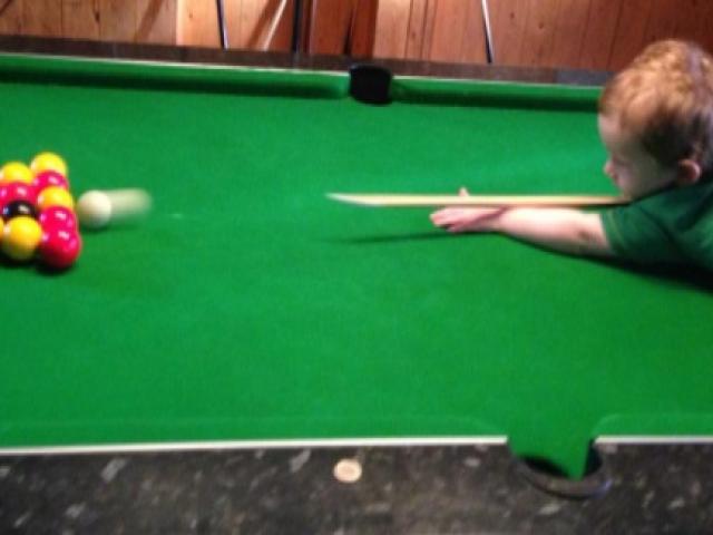 Thể thao - Thần đồng bi-a 2 tuổi: Biết cầm gậy trước khi đi