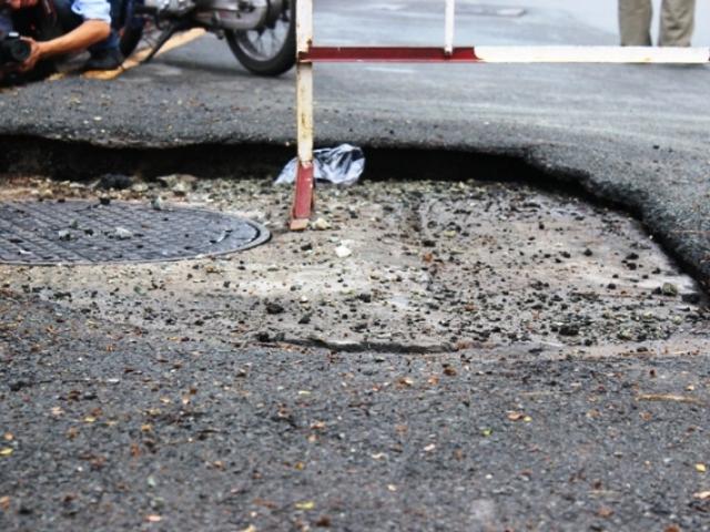 Tin tức trong ngày - TP.HCM: Mặt đường phát nổ, người đi đường tháo chạy