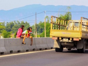 Tin tức trong ngày - Quốc lộ 1: Liều mạng qua dải phân cách