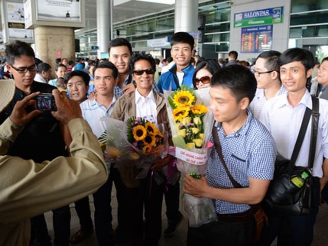 Chế Linh bị fan vây kín khi vừa trở về Sài Gòn