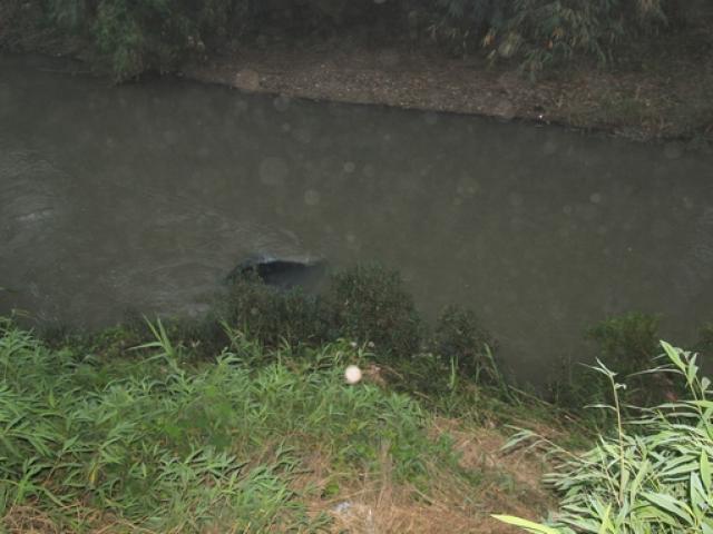 Tin tức trong ngày - Xác tài xế cùng xe biển xanh "ngâm" nhiều ngày dưới suối