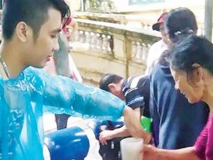 Bạn trẻ - Cuộc sống - Chàng trai mồ côi lo cơm cho người không nhà