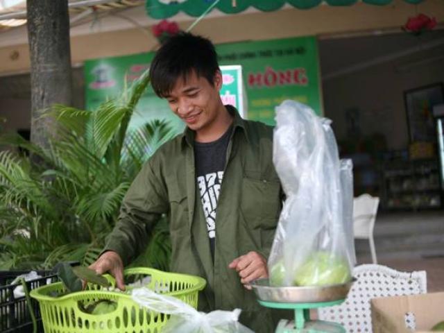 Bất ngờ với hình ảnh Lệ Rơi đứng bán ổi ở Hà Nội