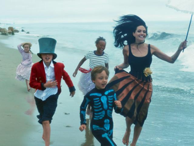 Phim - Mẹ con Angelina Jolie đẹp tựa thiên thần bên bờ biển