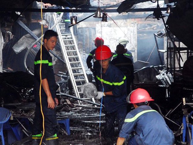 Tin tức trong ngày - Cháy quán hủ tiếu: Xót xa người mẹ chết trong tư thế ôm con