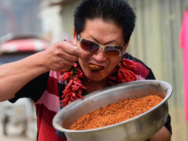 Chuyện lạ - "Dị nhân" Trung Quốc ăn 2,5 kg ớt mỗi ngày
