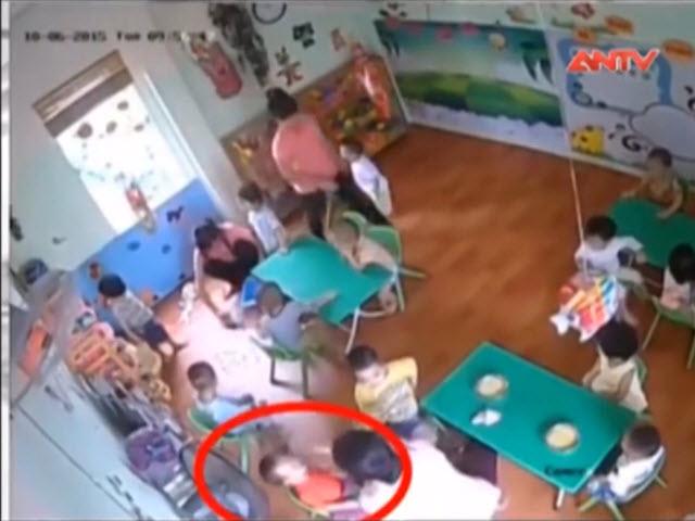 Video An ninh - Bạo hành trẻ em: Không lẽ bó tay?