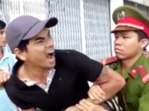 Tin tức trong ngày - Video: Thanh niên la làng, vu CSGT là &quot;cướp&quot;