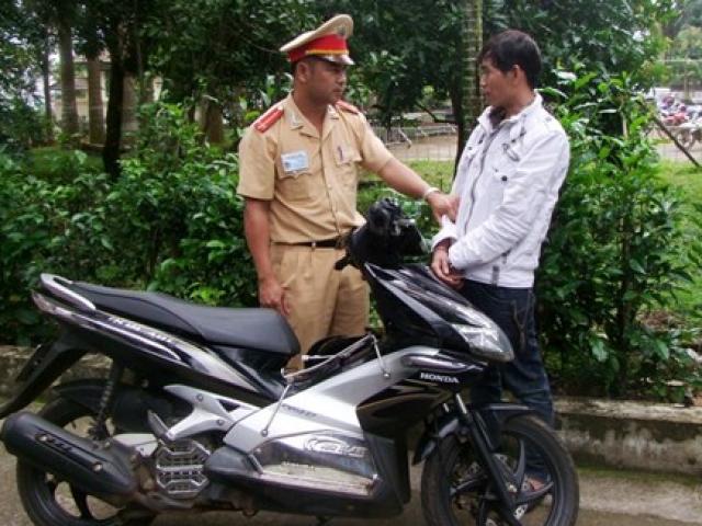 Pháp luật - Chạy quá tốc độ, "lòi" xe trộm cắp