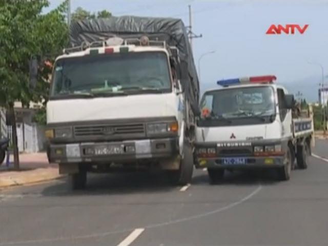 Video An ninh - "Xe điên" cán nát xe CSGT, tài xế trốn vào rừng