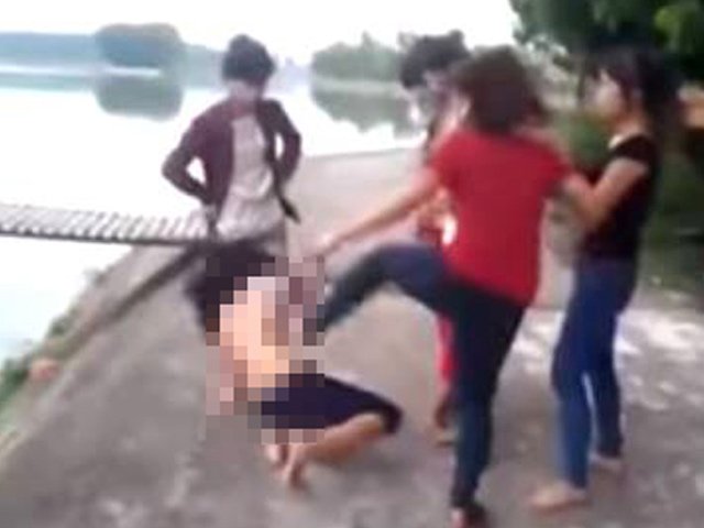 Cảnh giác - Người tung clip đánh thiếu nữ không mặc áo có thể bị xử lý hình sự