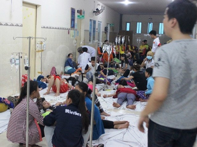 Tin tức Việt Nam - Gần 1.000 công nhân nhập viện sau bữa cơm trưa