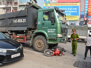 Tin tức trong ngày - Lái xe ôm chết thảm dưới gầm xe tải giữa ngã tư đèn đỏ