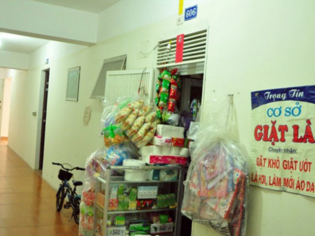 Tin tức trong ngày - Hàng tạp hóa, tiệm cắt tóc "xâm chiếm" hành lang chung cư