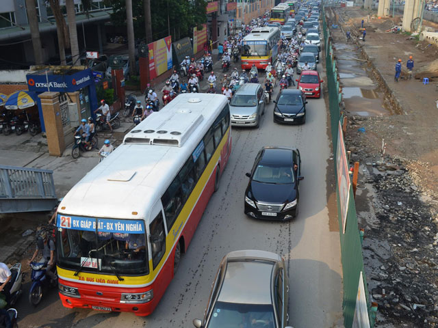 Tin tức Việt Nam - HN: Hạn chế xe buýt trong giờ cao điểm để giảm ùn tắc