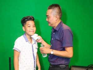 Ca nhạc - MTV - Cậu bé &quot;gây sốt&quot; The Voice Kids được bố chăm sóc trước chung kết