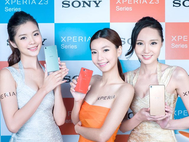 Những mỹ nữ nóng bỏng khoe smartphone