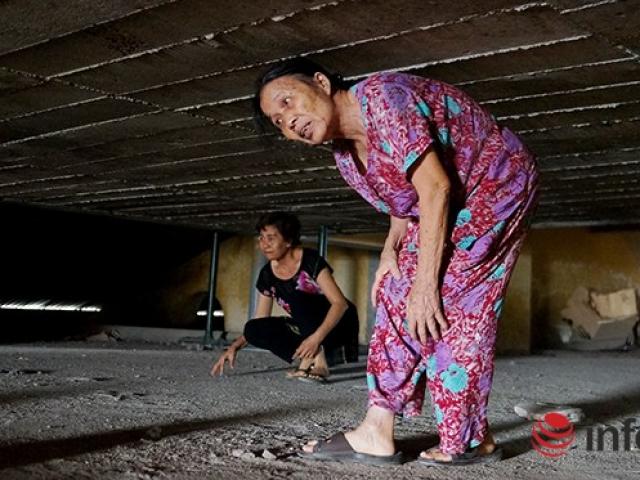 Tin tức Việt Nam - HN: Còng lưng chui qua nóc nhà để đi nhờ thang máy