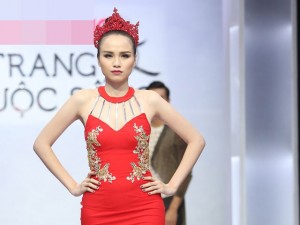 Người mẫu - Hoa hậu - Diễm Hương tự tin làm vedette trên sàn catwalk