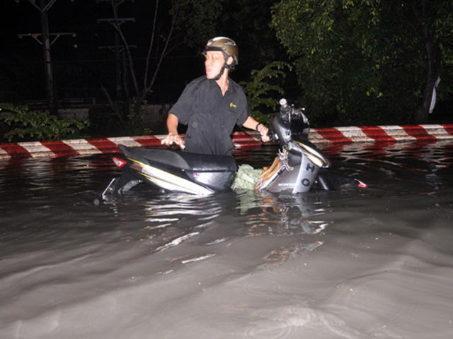 Tin tức trong ngày - Người Sài Gòn hì hục đẩy xe vượt "biển đen" sau mưa lớn