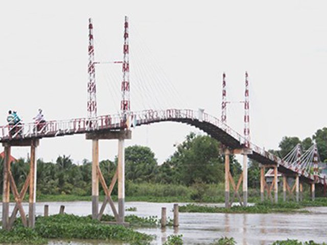 Tin tức Việt Nam - "Nín thở" đi qua cầu dây văng không phép đang chờ… sập