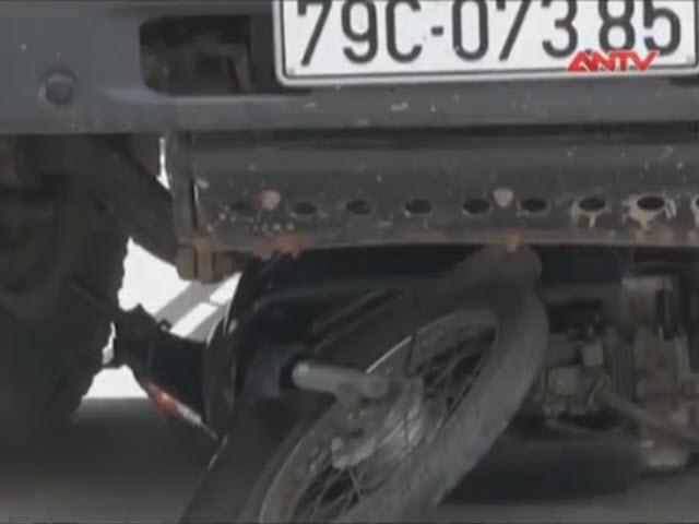 Video An ninh - Hai vợ chồng chết thảm dưới gầm xe tải