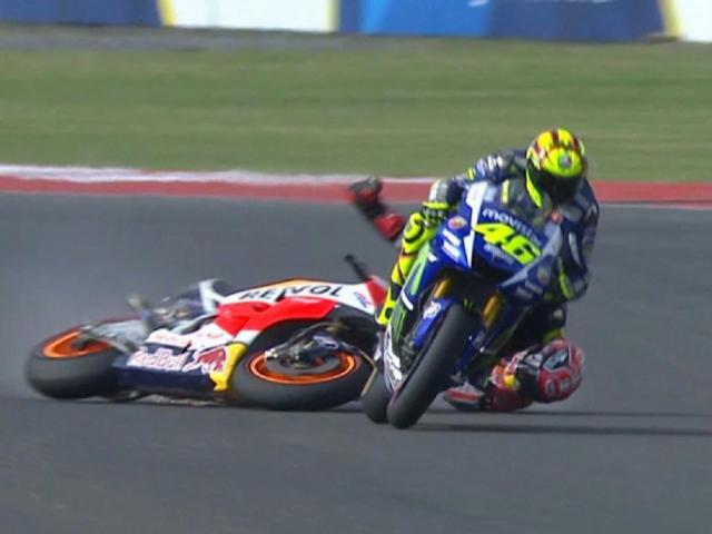 Thể thao - Scandal MotoGP: Rossi đạp đổ xe Marquez để về đích