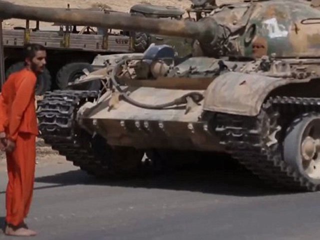 Thế giới - IS tung video cho xe tăng cán chết binh sĩ Syria 19 tuổi
