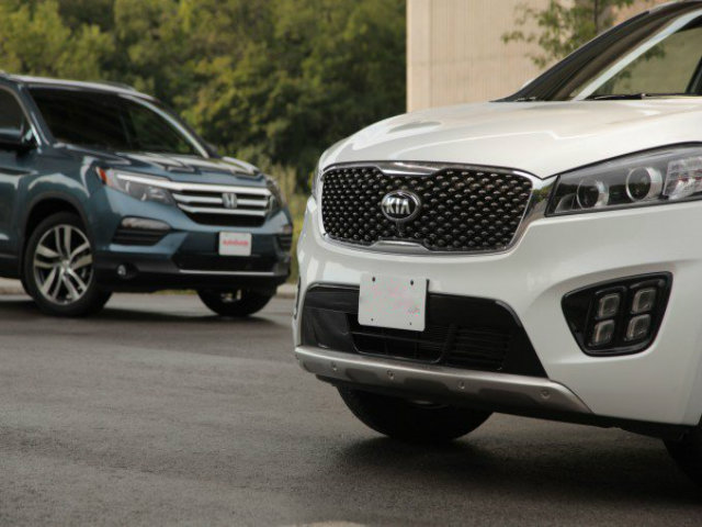 Ô tô - Xe máy - Honda Pilot và Kia Sorento 2016: Cuộc đối đầu khốc liệt