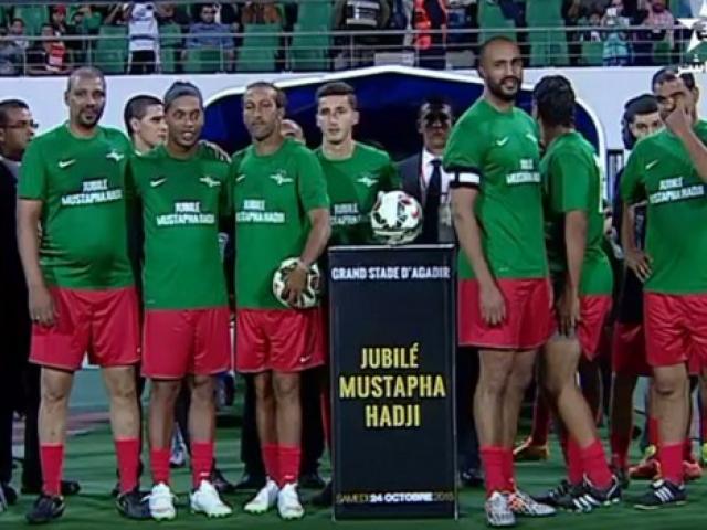 Bóng đá - Ronaldinho phô diễn đặc sản "lườm rau gắp thịt"