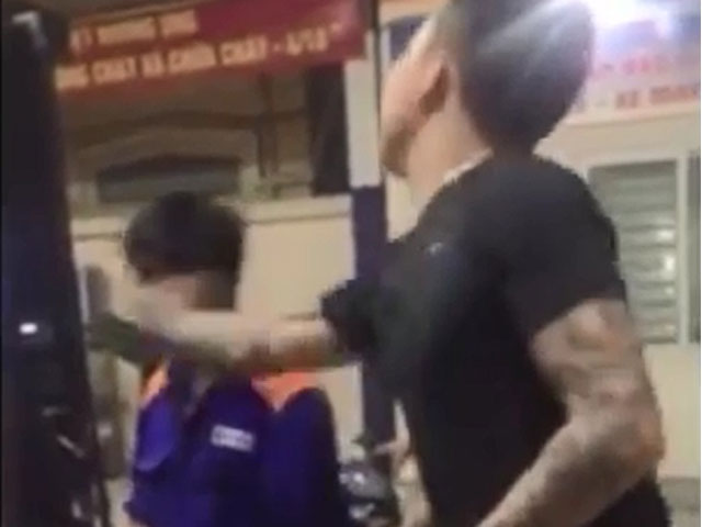 Tin tức trong ngày - Clip: Thẳng tay tát nhân viên cây xăng vì nghi bị gian lận
