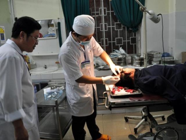 Pháp luật - Quảng Ngãi: Côn đồ xông vào bệnh viện chém người