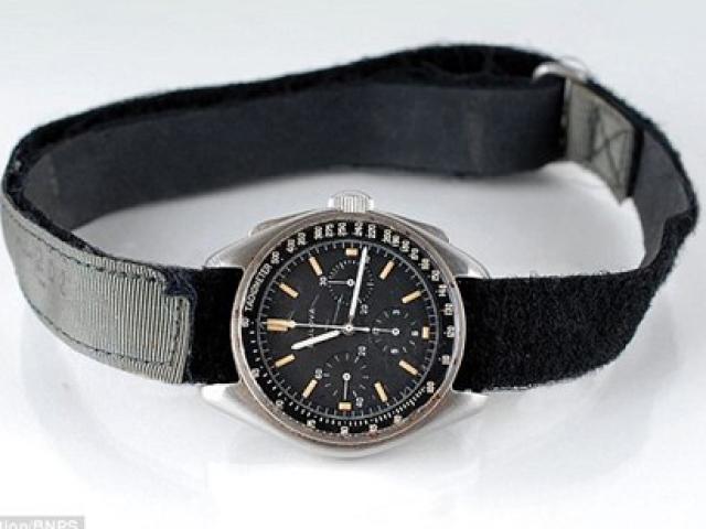 Thị trường - Tiêu dùng - Đồng hồ chứa bụi mặt trăng có giá 1,6 triệu USD