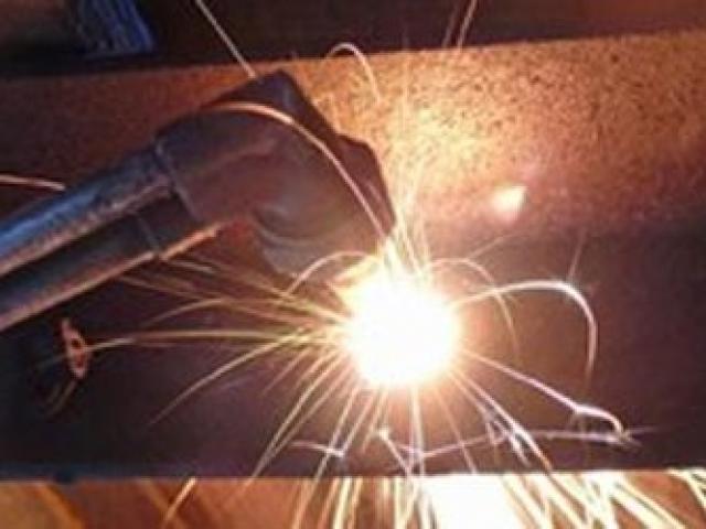 Tin tức trong ngày - Người đàn ông bị điện giật chết thảm đứng dựa tường