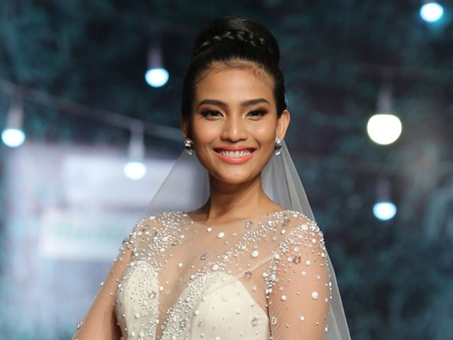 Xu hướng thời trang - Trương Thị May diện váy cưới phủ pha lê 1.300USD