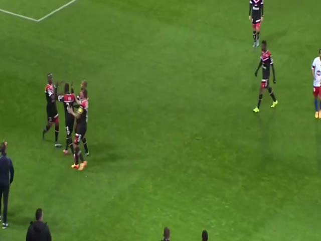 Bóng đá - Bất mãn vì bị thẻ đỏ, “tẩn” luôn cả đồng đội