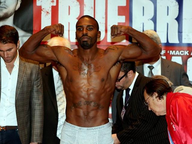 Thể thao - Võ sỹ bị lừa "bán đời trai" với người đồng giới