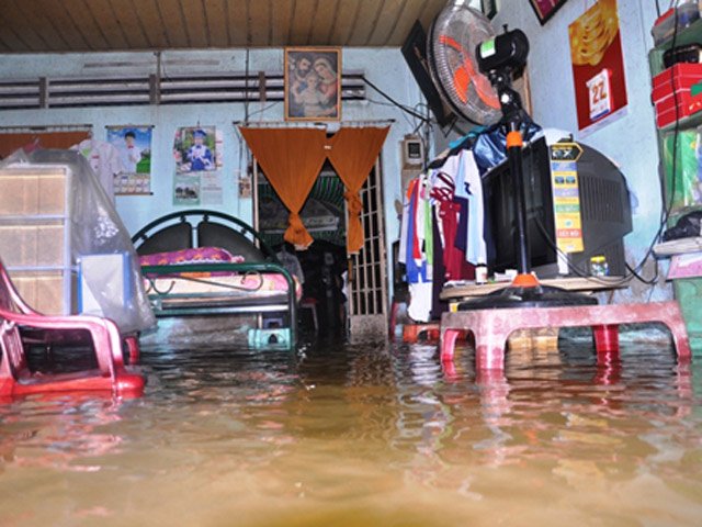 Tin tức trong ngày - Triều cường đạt đỉnh, người Sài Gòn cuống cuồng chạy ngập