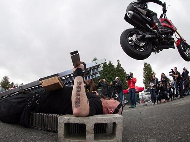 Phi thường - kỳ quặc - Nằm trên đinh nhọn để 70 xe máy chạy qua người