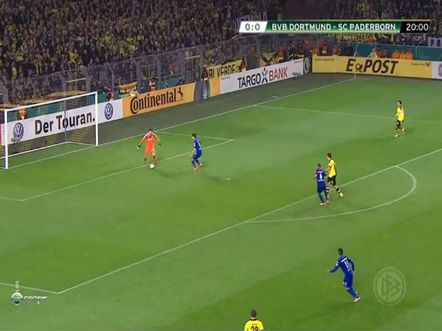 Bóng đá - Học đòi Neuer, thủ môn Dortmund thủng lưới khôi hài