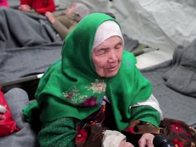 Thế giới - Cụ bà 105 tuổi đi bộ 20 ngày đến kiệt sức tìm nơi tị nạn