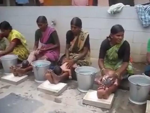 Phi thường - kỳ quặc - Video: Tắm cho trẻ sơ sinh "bạo tay" kiểu.. Ấn Độ