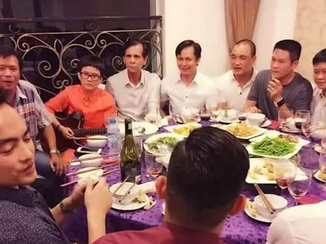 Người mẫu - Hoa hậu - Bố Hà Hồ thân thiết với "người tình đại gia" của con gái