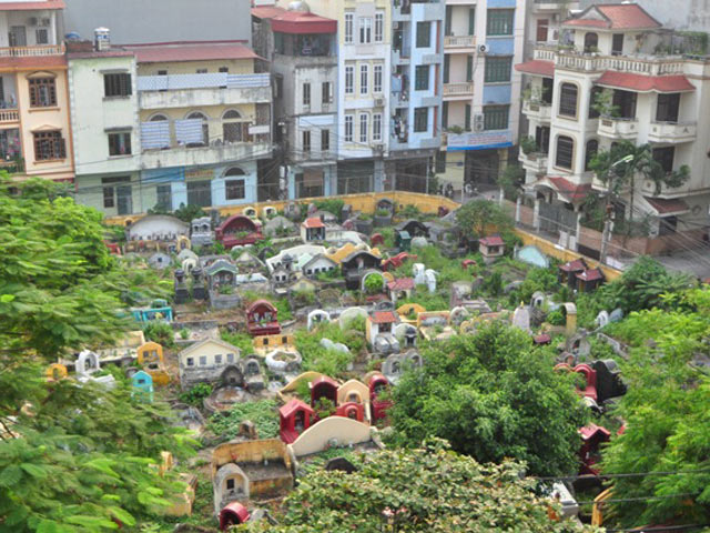 Ảnh: Những nghĩa địa lọt thỏm giữa phố phường Hà Nội