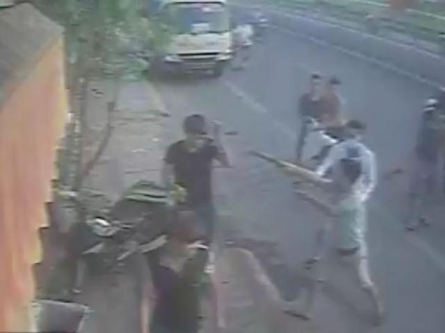 Pháp luật - Nhóm côn đồ lôi chủ tiệm bánh mì ra giữa đường đánh dã man