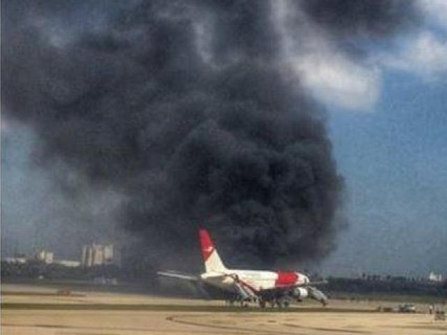 Thế giới - Mỹ: Máy bay chở 101 người bốc cháy trên đường băng
